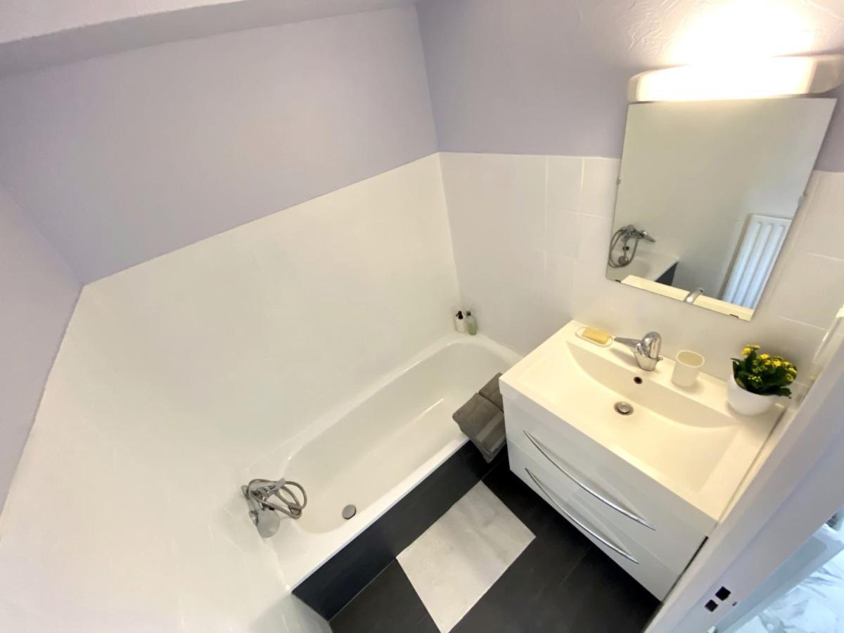 With Terrace And Sea View, 10 Min To The Apartment Nizza